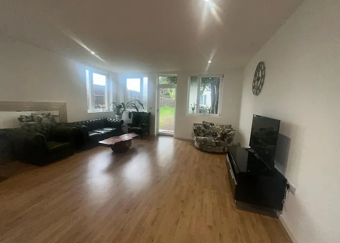North London Spacious: 7-Bedroom Group Retreat with Gym